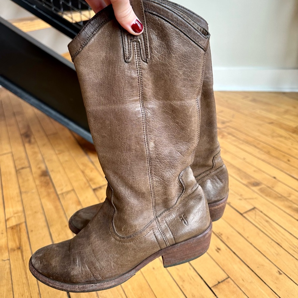 Frye Billy pull on cowboy boots in gray brown leather!